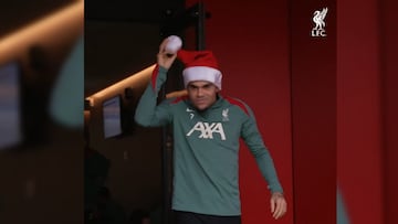 El colombiano fue parte del festivo momento con sus compañeros, luciendo gorros navideños antes de iniciar la práctica.