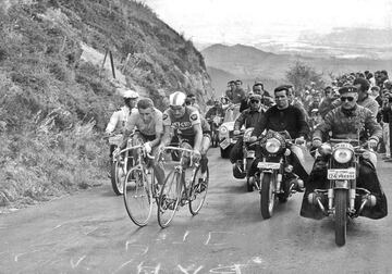 Anquetil y Poulidor, hombro con hombro en la ascensión al Puy de Dôme