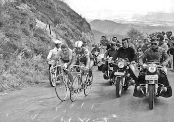 Anquetil y Poulidor, hombro con hombro en la ascensión al Puy de Dôme