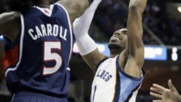 Mike Conley entra a canasta ante DeMarre Carroll.
