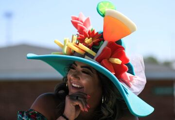 Aficionados a la hípica en el Churchill Downs de Kentucky durante la Kentucky Oaks.