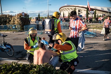 Cargas policiales contra algunos aficionados en las inmediaciones del estadio.