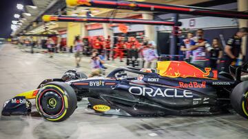 Max Verstappen sale del box de Red Bull durante los test de pretemporada en Bahréin.
