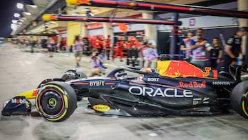 Max Verstappen sale del box de Red Bull durante los test de pretemporada en Bahr¨¦in.