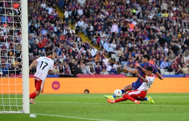 El Barcelona suma una victoria crucial gracias a un gol de Araújo en el minuto 92. Centro de De Jong que encontró al uruguayo, que con alma de '9', mandó el balón al fondo de la portería.
