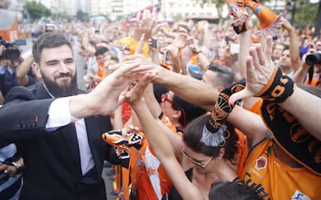 Bojan Dubljevic, celebra con la afición durante la recepción en el ayuntamiento de Valencia.