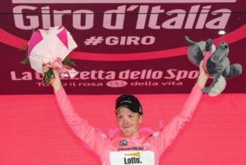 El ciclista holandés Steven Kruijswijk del equipo Lotto Jumbo celebra conservar la maglia rosa en el podio tras la decimoctava etapa del Giro de Italia entre Muggiò y Pinerolo, de 240 kilómetros, en Italia