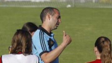 Pedro López, seleccionador Sub-19, durante un entrenamiento.