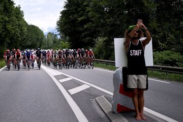 Un aficionado ve pasar la décima etapa del Tour de Francia en una isleta en la que el pelotón se parte en dos para luego volver a reagruparse. Inmortaliza el momento con su móvil al tomar una foto en primer plano con los corredores de fondo. La jornada, entre Albertville y Valencie, tuvo a Cavendish como triunfador.