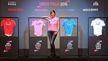 La modelo Cristina Chiabotto presenta los maillots del Giro