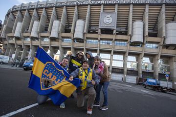 Aficionados de Boca Juniors posan delante del estadio.