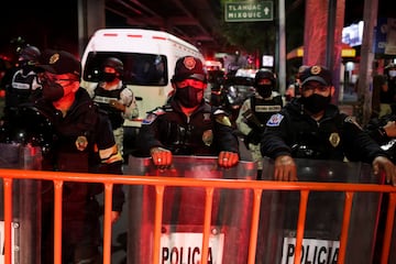 Cuerpos de seguridad llegaron a la zona para ayudar a las personas afectadas y empezar a trasladarlas al hospital.