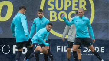 Pepe, en el entrenamiento de ayer con el Oporto.