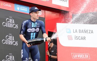 Alberto Dainese celebrando su victoria en el podio de la 19ª etapa de la Vuelta a España.