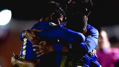 Venezuelan Zulia&#039;s midfielder Jefferson Savarino (front) celebrates his goal against Uruguayan Nacional during their 2017 Copa Libertadores match at the Gran Parque Central stadium in Montevideo on March 15, 2017. / AFP PHOTO / PABLO PORCIUNCULA