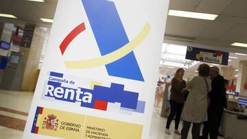 Fotografía al cartel de la apertura de la campaña por la Declaración de la Renta.