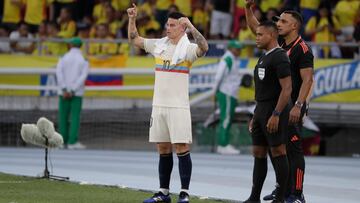 AMDEP8807. BARRANQUILLA (COLOMBIA), 15/10/2024.- James Rodríguez (i) de Colombia reacciona este martes, en un partido de las eliminatorias sudamericanas para el Mundial de 2026, en el estadio Metropolitano en Barranquilla (Colombia). EFE/ Carlos Ortega