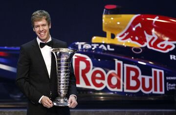 En cuarto lugar, vuelve a parecer Sebastian Vettel, que entra en este Top 10 con cada uno de sus cuatro títulos mundiales. La de 2011, su segunda corona, la logró con 24 años, 3 meses y 6 días, también con el Red Bull Renault con el que logró todos sus títulos. En esta temporada, el alemán se anotó once victorias de las 19 posibles y logró otros seis podios, es decir, que sólo en dos grandes premios no pisó el cajón. Además, se llevó quince poles. Sumó un total de 392 puntos para ser campeón por delante de Jenson Button (McLaren Mercedes) y su compañero en Red Bull, Mark Webber.