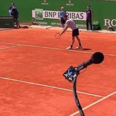 Escándalo en el tenis: un juez de silla acosa a una recogepelotas en pleno partido