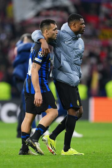 Lautaro Martínez y Denzel Dumfries, desolados tras ser eliminados en la tanda de penaltis.