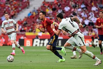 Sergio Busquets y José Fonte.