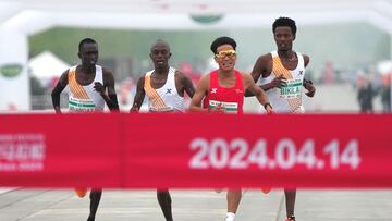 Chinese runner He Jie, Ethiopian Dejene Hailu Bikila and Kenyans Robert Keter and Willy Mnangat take part in a half-marathon in Beijing, China April 14, 2024. cnsphoto via REUTERS   ATTENTION EDITORS - THIS IMAGE WAS PROVIDED BY A THIRD PARTY. CHINA OUT.