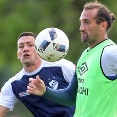 Hernán Barcos se presenta a prácticas con Vélez Sarsfield