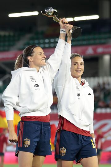 Las capitanas Irene Paredes y Alexia Putellas presentan el trofeo de Campeonas del Mundo ante la afición cordobesa.