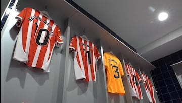 05-10-24. IMAGEN DEL VESTUARIO DEL SPORTING EN IPURUA