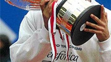 <b>PRIMER TRIUNFO DEL 2003.</b> Ferrero, feliz, tras recibir el trofeo que se le otorga al campeón.
