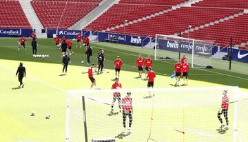 Diego Pablo Simeone dirigiendo el entrenamiento de hoy en el Wanda Metropolitano. 