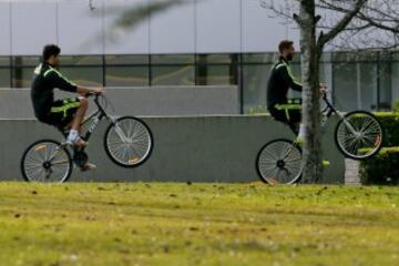 Los jugadores españoles Sergio Ramos (d) y Diego Costa (i) montan en bicicleta.