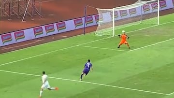 El defensa se la da al portero a la altura del pecho y lo que ocurre es increíble