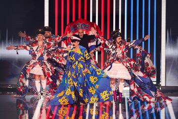 Let 3, representantes de Croacia, en el desfile de las banderas.