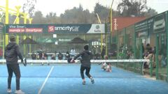 El ‘Mago’ Valdivia emula en el pádel su pasado en el fútbol: ¡dejó a su rival en el suelo!