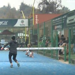 El ‘Mago’ Valdivia emula en el pádel su pasado en el fútbol: ¡dejó a su rival en el suelo!