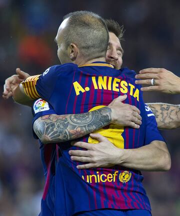 Iniesta celebra el 2-0 con Messi. 