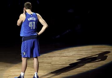 El jugador alemán de los Dallas Mavericks, tras meter 30 puntos ante los Suns, anunció su retirada y disfrutó y emocionó con su último partido en casa.