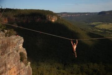 El slackline es un deporte extremo de equilibrio en el que se usa una cinta (normalmente elástica) que se engancha entre dos puntos fijos y se tensa. No se usa ninguna herramienta para ayudar a mantener el equilibrio. Se pueden realizar saltos, movimientos dinámicos, posturas de yoga incluso acrobacias. 
