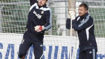 <b>DUDEK, CALIENTA. </b>Iker se esfuerza; Dudek, mira relajado.