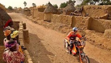 <b>CERCA</b>. El piloto catalán se aproxima a las playas de Senegal como líder provisional.