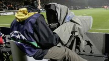 <b>POLÉMICA. </b>Una cámara de TVE durante el Lyon-Madrid de ayer.