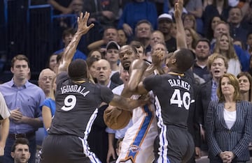 ...incluido el ganador desde el centro del campo, en la pr¨®rroga y a falta de 6 d¨¦cimas para el final. 46 puntos en el choque para un jugador que ha cambiado la NBA.