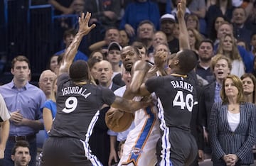 ...incluido el ganador desde el centro del campo, en la prórroga y a falta de 6 décimas para el final. 46 puntos en el choque para un jugador que ha cambiado la NBA.