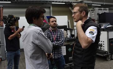 Carlos Oñoro (mánager de Carlos Sainz), Jesús Balseiro (Diario AS) y Andreas Seidl (McLaren), en Interlagos, Brasil.