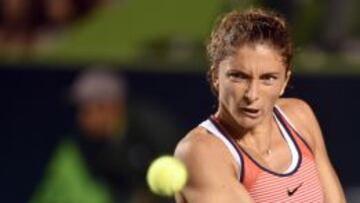 Sara Errani devuelve una bola durante el partido ante la eslovaca Magdalena Ribarikova en el Abierto de Tenis de Monterrey.