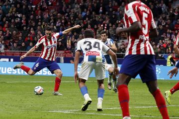 En el tiempo de descuento Diego Costa, ganaba la línea de fondo y centraba al área, Herrera, listo, lo dejó pasar para que Koke rematara solo.