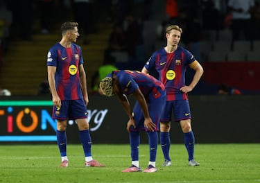 Frenkie de Jong, Robert Lewandowski y Lamine Yamal del FC Barcelona abatidos después del partido.