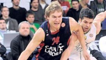 <b>VICTORIA A DOMICILIO. </b>Brad Oleson se lleva el balón ante Ozbolt.