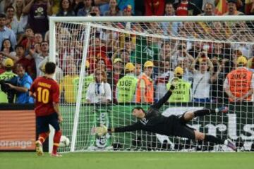 Eurocopa 2012. Partido Portugal-Espa?a. Semifinal. La Selecci車n gan車 a los portugueses en la tanda de penaltis. Cesc F芍bregas, en el noveno lanzamiento, marc車 el gol de la victoria y clasificaci車n para la final en Kiev .